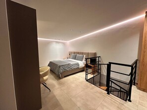 A bedroom with a bed, a chair, and a desk with a computer. - Luxury PH Whirlpool Tub AC Fast Wifi (Medellín)