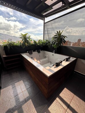 Bồn tắm spa trong nhà