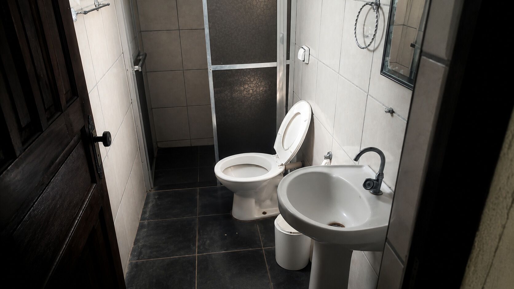Secadora de cabello, toallas, papel de baño 