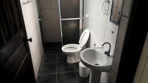 Hiustenkuivaaja, pyyhkeet, vessapaperi