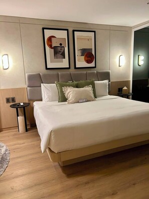 Apartemen Superior, balkon, pemandangan kota | Brankas, ruang kerja ramah laptop, dan tirai kedap cahaya