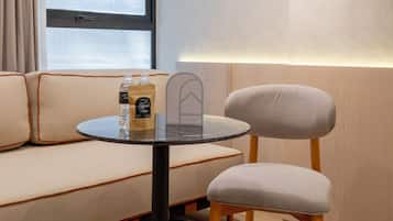 Design Studio | In-room safe, laptop workspace, blackout curtains, iron/ironing board