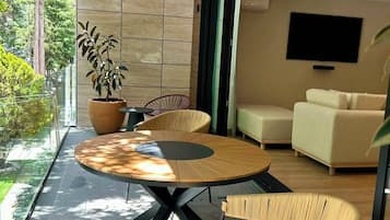 Superior Apartment, Balcony, City View | Outdoor dining