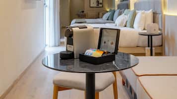 Estudio Confort | Caja fuerte, espacio para trabajar con un portátil, cortinas opacas