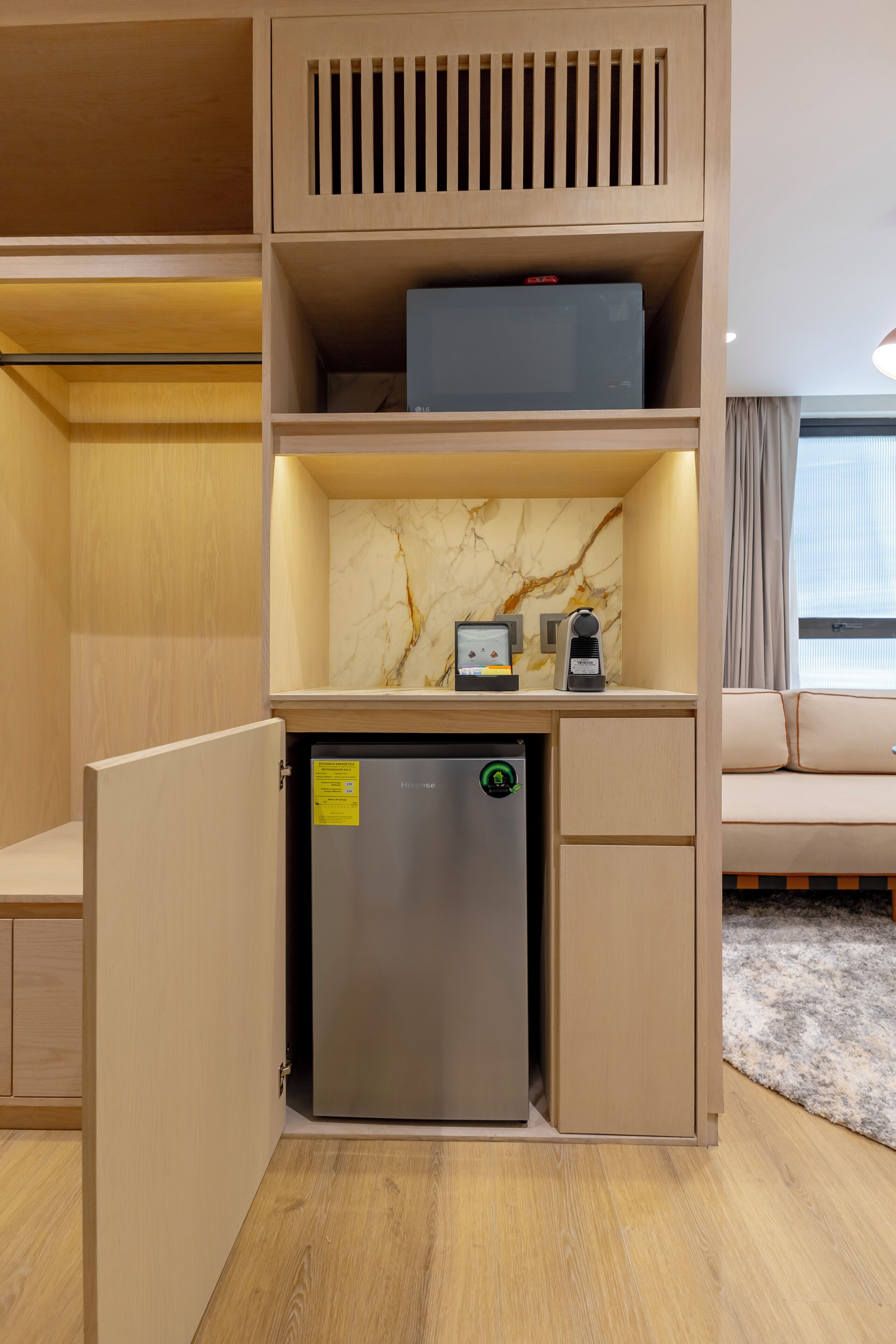 Estudio de diseñador | Caja de seguridad en la habitación y espacio para trabajar con laptop 
