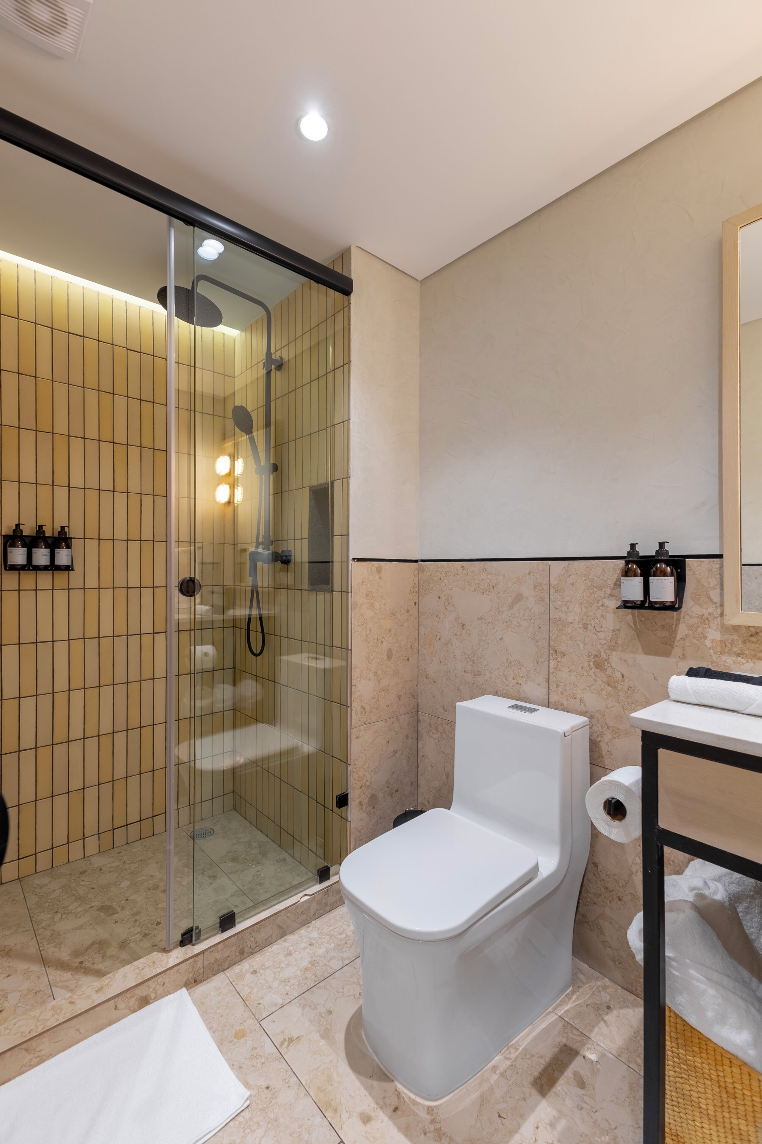 Studio Junior | Kamar mandi | Bathtub, perlengkapan mandi gratis, pengering rambut, dan handuk