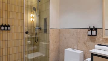 Studio Junior | Kamar mandi | Bathtub, perlengkapan mandi gratis, pengering rambut, dan handuk