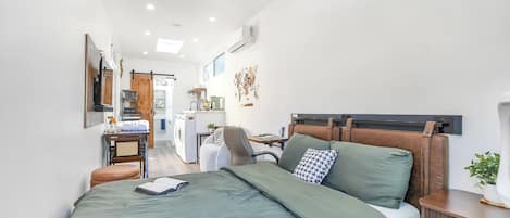 Bureau, fer et planche à repasser, Wi-Fi gratuit, draps fournis