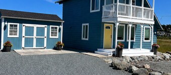 Cozy cottage on Admiralty Bay in charming Coupeville with beautiful water views