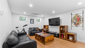 Fernseher, Kamin, Bücher, Stereoanlage
