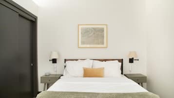 Desk, iron/ironing board, WiFi, bed sheets