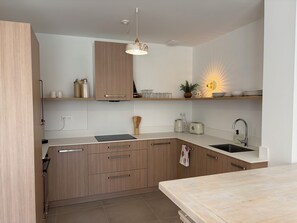Wasserkocher mit Kaffee-/Teezubehör, Kühlschrank, Mikrowelle, Ofen