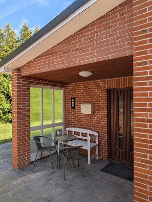 Outdoor dining - Vrbo Property (Rehm-Flehde-Bargen)