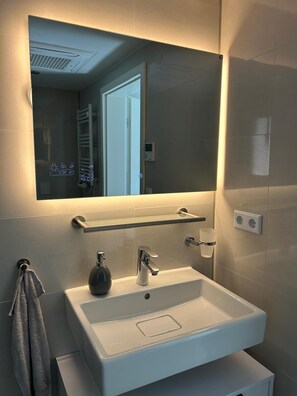 Bathroom - Vrbo Property (Rehm-Flehde-Bargen)