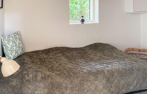 3 bedrooms, travel crib, WiFi (free)