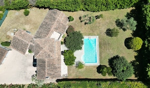 A residential property with a swimming pool, multiple buildings, and surrounding greenery. - Villa Océane. Spacious House with Swimming Pool – Pernes-les-Fontaines (Pernes-les-Fontaines)