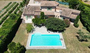 A two-story house with a swimming pool, surrounded by a well-maintained garden and a fenced field. - Villa Océane. Spacious House with Swimming Pool – Pernes-les-Fontaines (Pernes-les-Fontaines)