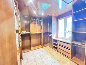 A walk-in closet with wooden shelving, a window, and a tiled floor. - Villa Océane. Spacious House with Swimming Pool – Pernes-les-Fontaines (Pernes-les-Fontaines)