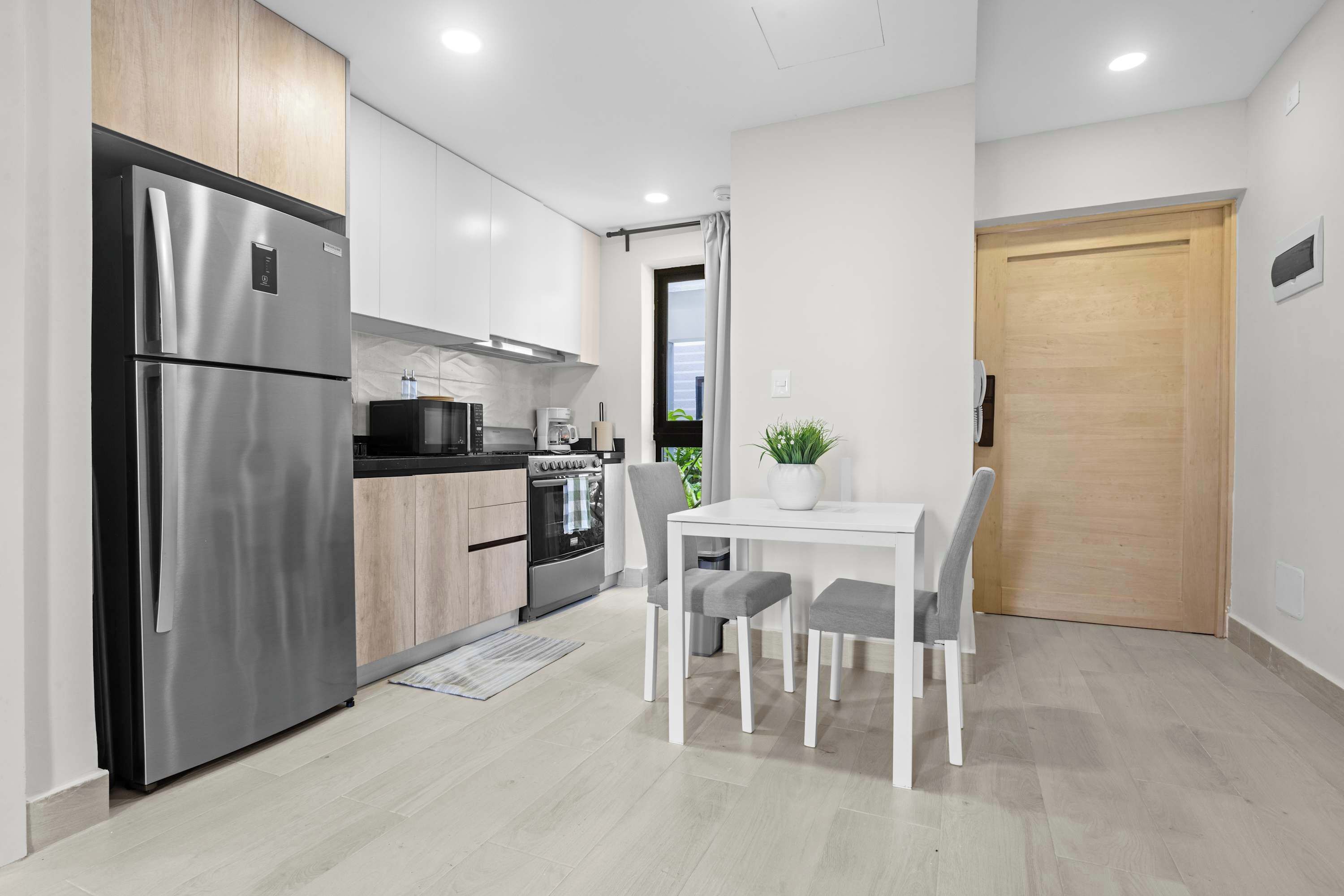 Coffee/tea maker, fridge, microwave, stovetop