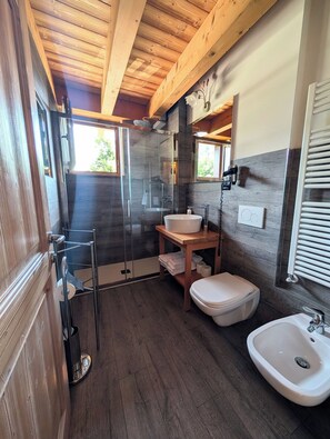 A bathroom with a wooden ceiling, a glass shower enclosure, a sink, a toilet, and a bidet. - Double or Twin Room with Private Bathroom (Mestriago)