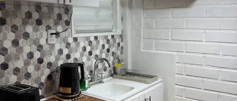 Coffee/tea maker, fridge, microwave, oven