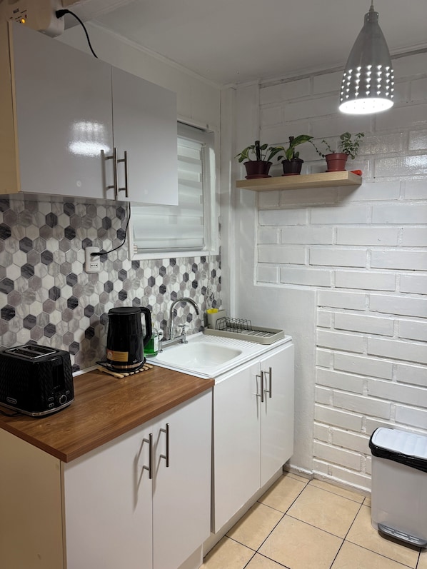 Coffee/tea maker, fridge, microwave, oven