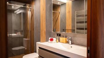 Apartment, River View | Bathroom