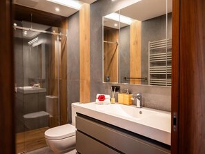 Apartment, River View | Bathroom - Marina River Apartments - Wrocław Centre (Wrocław)