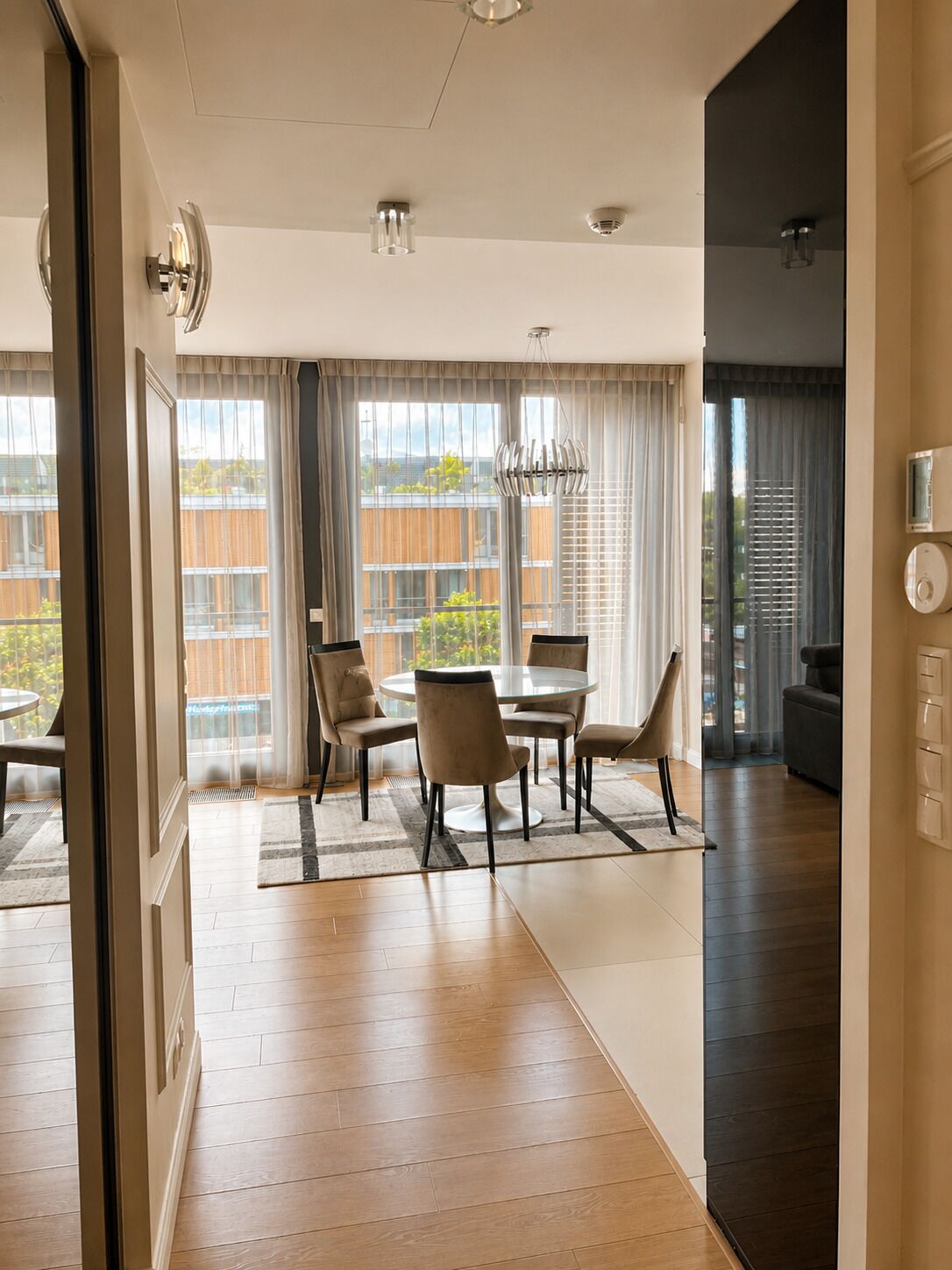 En moderne stue med spiseplads, store vinduer og udsigt ud
