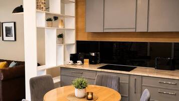 Deluxe Apartment, City View | Bathroom | Free toiletries, hair dryer, towels, soap