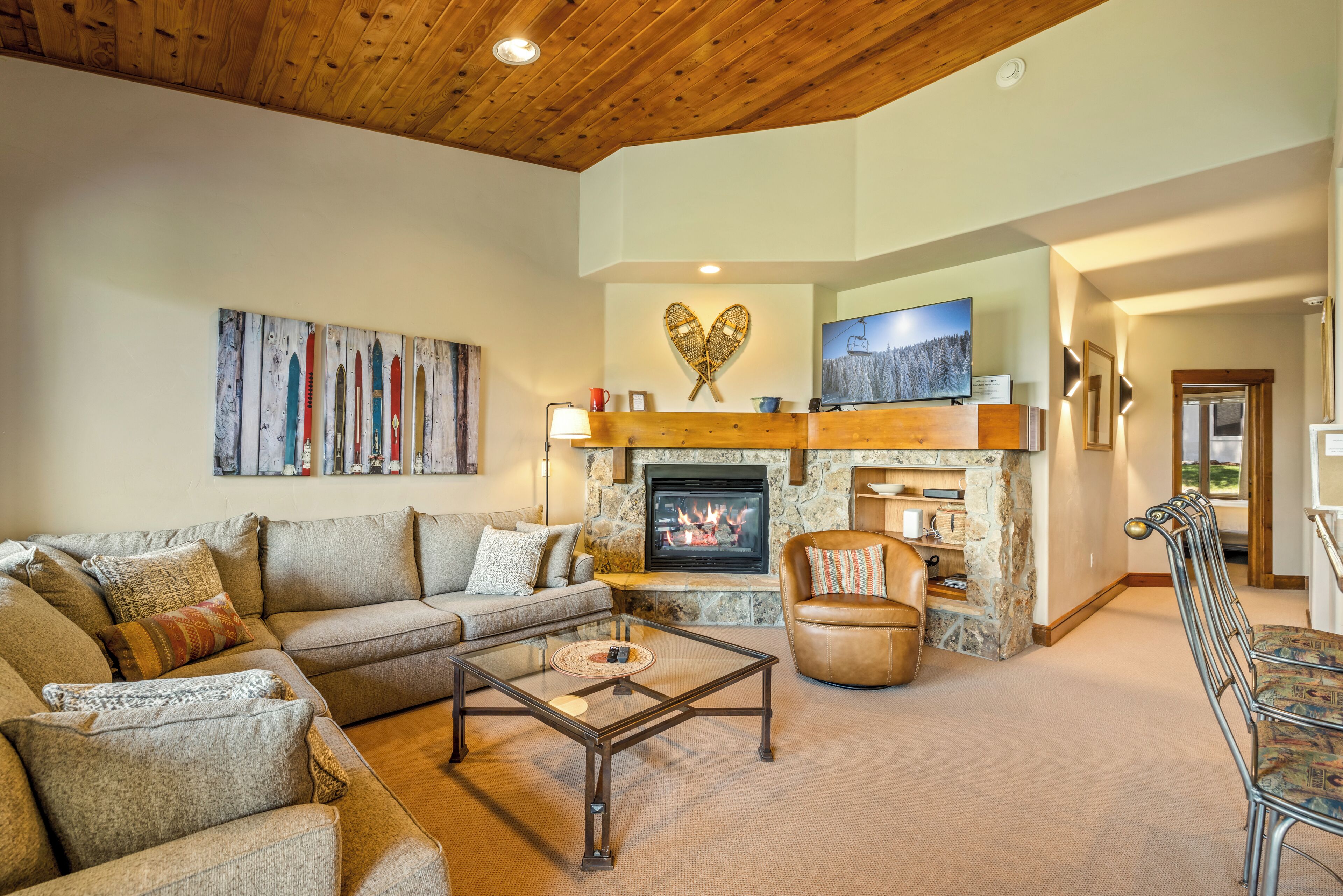 Smart TV y chimenea 