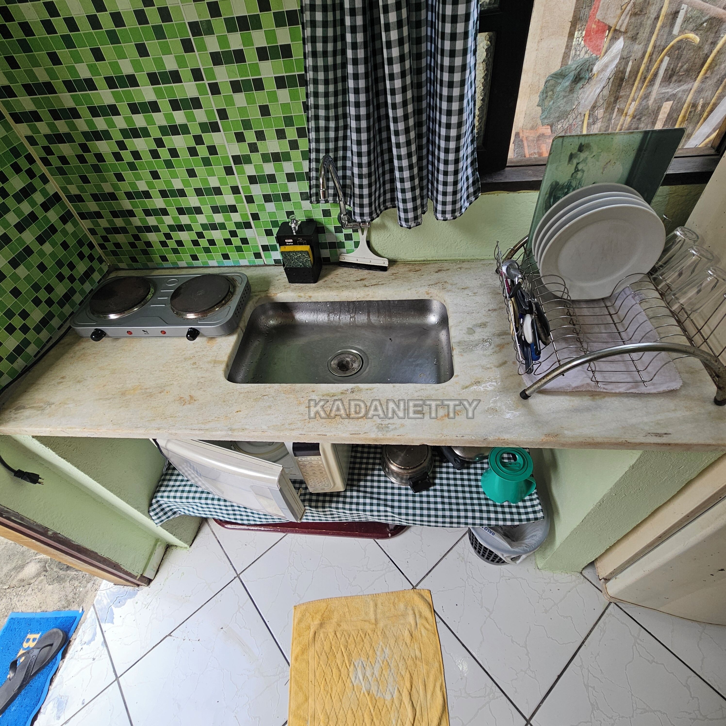 Coffee/tea maker, fridge, microwave, stovetop