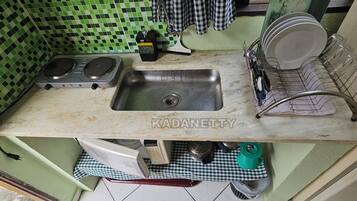 Coffee/tea maker, fridge, microwave, stovetop