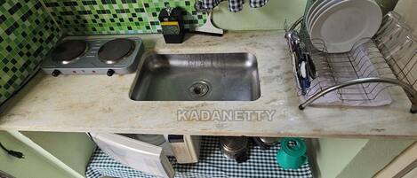 Coffee/tea maker, fridge, microwave, stovetop