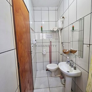 Chuveiro, secador de cabelo, toalhas de banho, sabonete