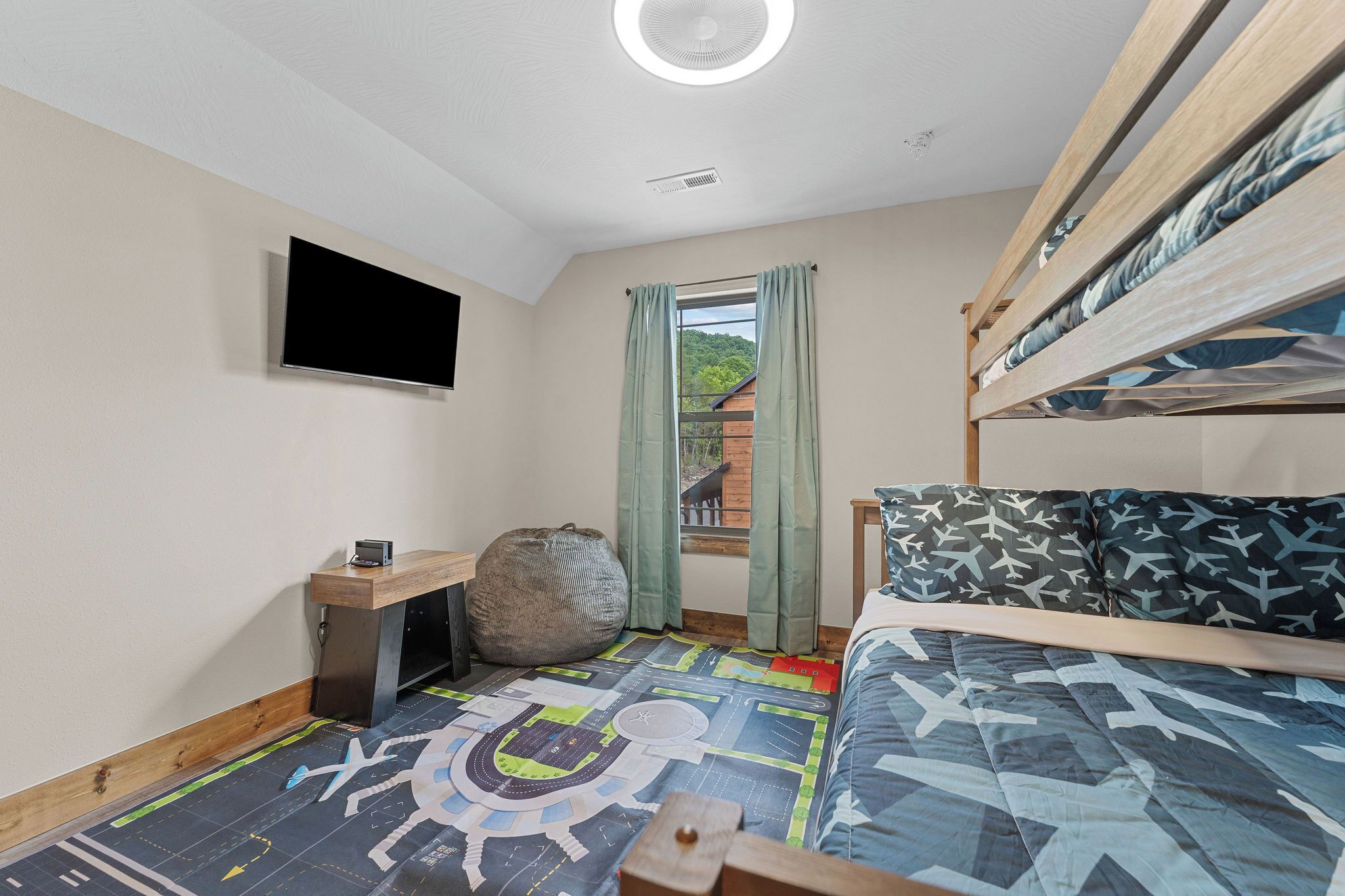 3 bedrooms, WiFi (free), bed sheets
