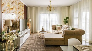 Ein Wohnzimmer mit einer Couch, einem Fernseher und Dekorationselementen.