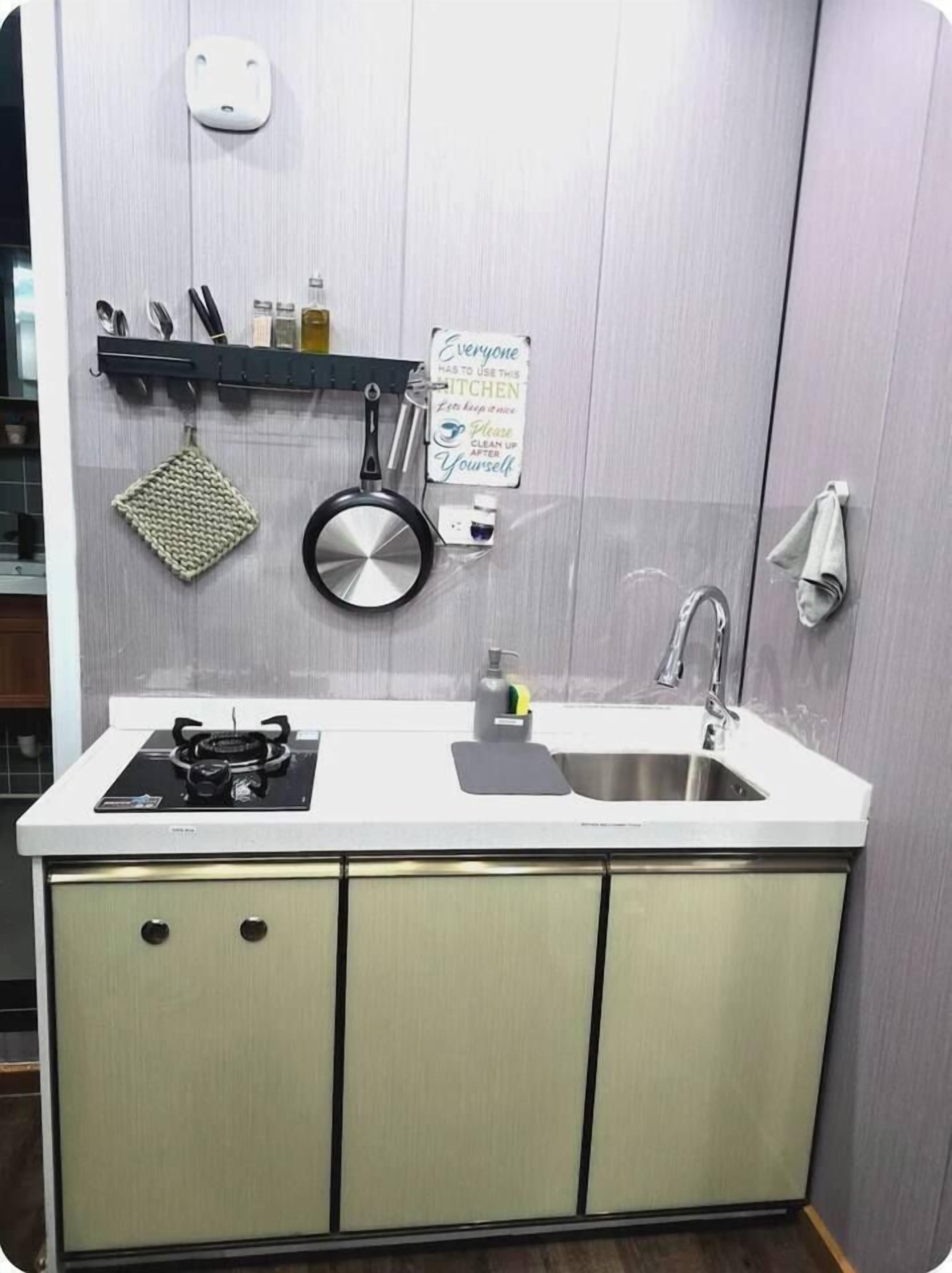 Wasserkocher mit Kaffee-/Teezubehör, Kühlschrank, Mikrowelle, Herdplatte