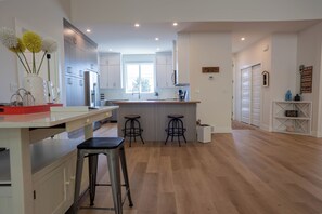 Coffee/tea maker, fridge, microwave, oven - Beautiful Bungalow - Steps from Okanagan Lake! Luxurious and family-friendly. (Kelowna)