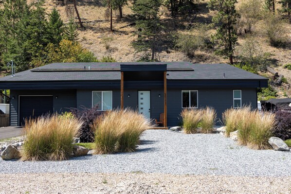 Exterior - Beautiful Bungalow - Steps from Okanagan Lake! Luxurious and family-friendly. (Kelowna)