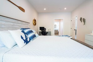 3 bedrooms, desk, iron/ironing board, travel cot - Beautiful Bungalow - Steps from Okanagan Lake! Luxurious and family-friendly. (Kelowna)
