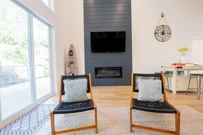Smart TV, fireplace, computer monitors - Beautiful Bungalow - Steps from Okanagan Lake! Luxurious and family-friendly. (Kelowna)