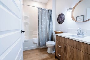 Hair dryer, towels, soap, shampoo - Beautiful Bungalow - Steps from Okanagan Lake! Luxurious and family-friendly. (Kelowna)