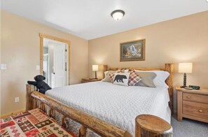 Room - Life's a Bear Haven!!  Couple's Hot Tub under the Sky!  King Bed! (Kalispell)