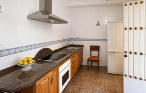 Eine Küche mit Herd, Spüle und Kühlschrank.