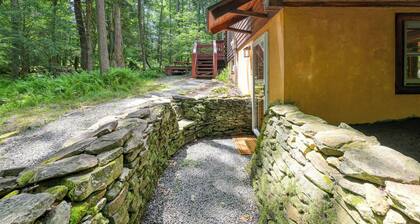 Contemporary 2BR Cabin - HOT TUB & Fireplace - Oakland