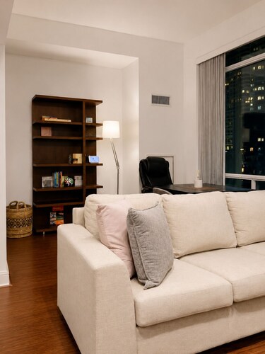 Downtown Toronto Condo | Free Parking, Gym & Rooftop Patio