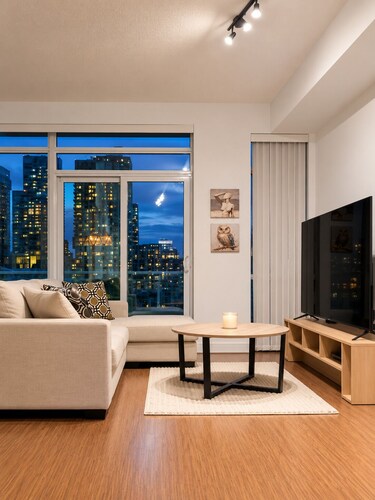 Downtown Toronto Condo | Free Parking, Gym & Rooftop Patio