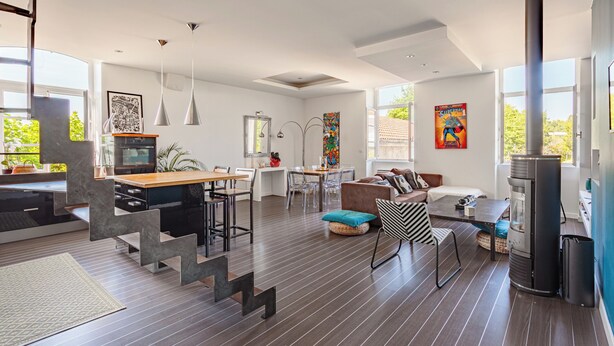 A modern living space with a kitchen, dining area, and seating area. - Loft Arrousets - Welkeys (Bayonne)