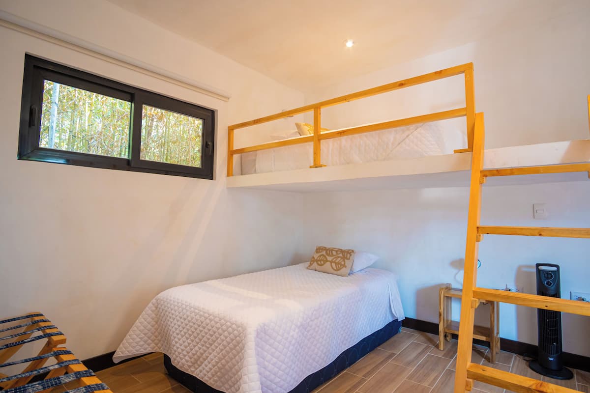 Villa Confort, vistas al jardín | Minibar, caja fuerte, escritorio y espacio para trabajar con un portátil